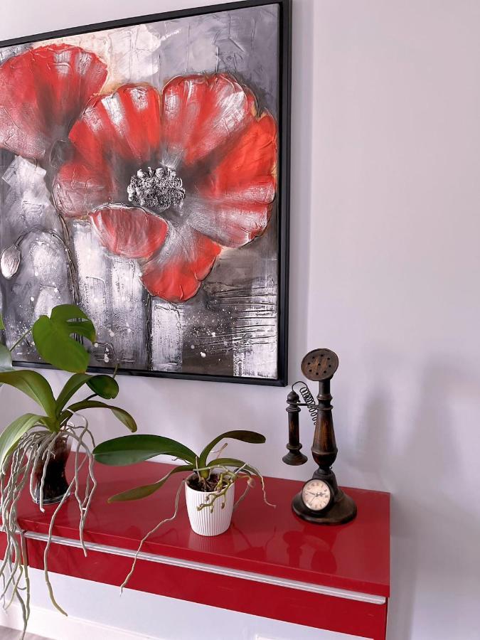 Elegant Garden Suite&2Mins Bus Station Close Lrt& Free Parking คาลการี ภายนอก รูปภาพ