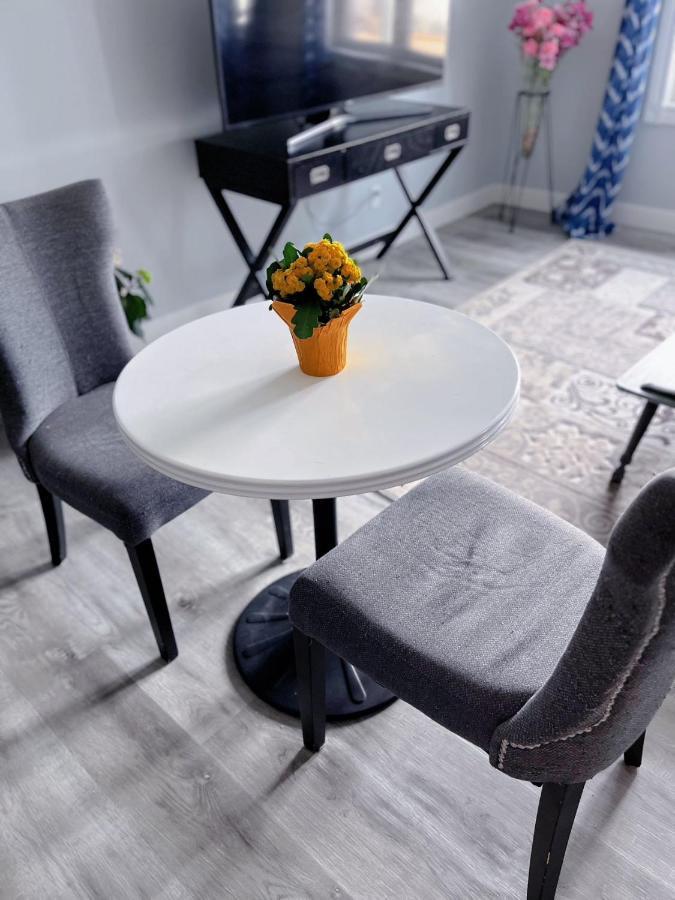 Elegant Garden Suite&2Mins Bus Station Close Lrt& Free Parking คาลการี ภายนอก รูปภาพ