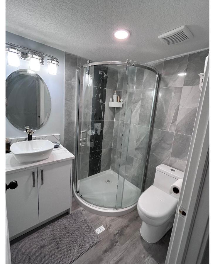 Elegant Garden Suite&2Mins Bus Station Close Lrt& Free Parking คาลการี ภายนอก รูปภาพ