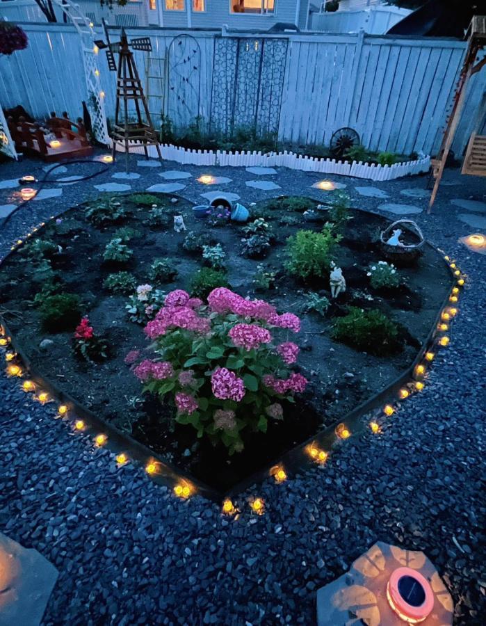 Elegant Garden Suite&2Mins Bus Station Close Lrt& Free Parking คาลการี ภายนอก รูปภาพ
